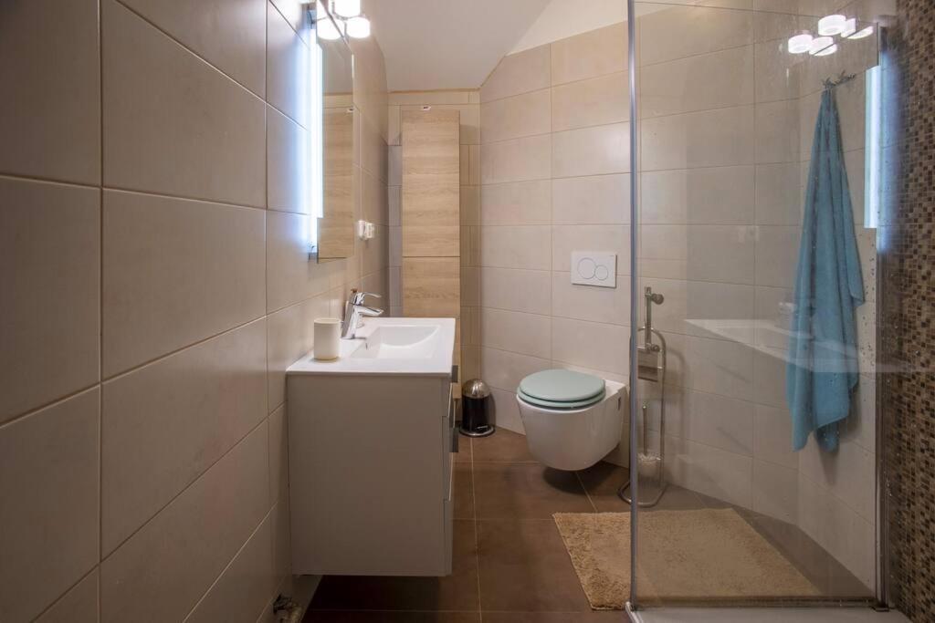7 Bedroom Secluded Villa Close To Prague Říčany Exteriör bild